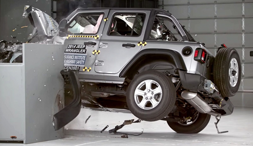 Институт IIHS поделился итогами плачевного краш-теста с перевернутым Jeep Wrangler